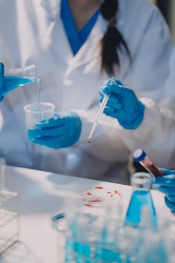 Test tüpü ve mikro pipetli mikrobiyolojik araştırma.