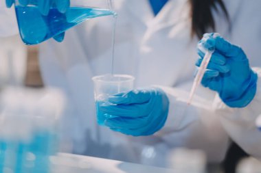 Test tüpü ve mikro pipetli mikrobiyolojik araştırma.