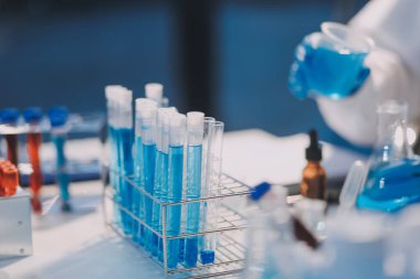 Test tüpü ve mikro pipetli mikrobiyolojik araştırma.