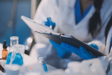 Test tüpü ve mikro pipetli mikrobiyolojik araştırma.