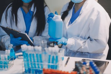 Test tüpü ve mikro pipetli mikrobiyolojik araştırma.