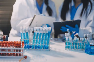 Test tüpü ve mikro pipetli mikrobiyolojik araştırma.