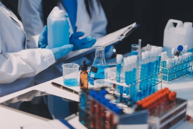 Test tüpü ve mikro pipetli mikrobiyolojik araştırma.