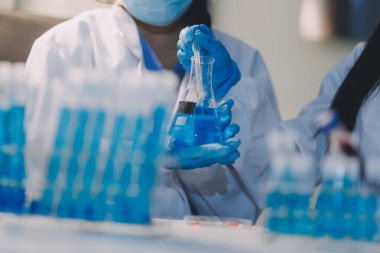 Test tüpü ve mikro pipetli mikrobiyolojik araştırma.