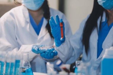 Test tüpü ve mikro pipetli mikrobiyolojik araştırma.