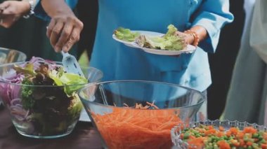 Akşam yemeği masasında salata yiyen Asyalıları yakın çekim. sağlıklı gıda konsepti.