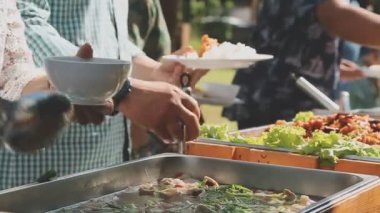 Masada yemek yiyen insanlar.