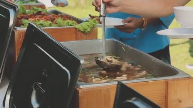 Aşçıbaşı ellerini ocakta pişirirken kapat.