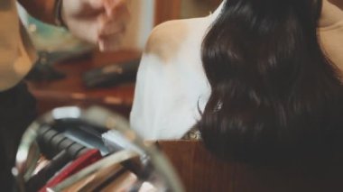 Güzellik salonundaki kadın.