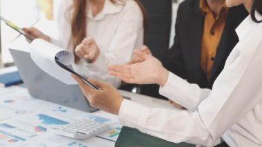 İş adamları toplantıda verileri tartışıyor ve analiz ediyorlar