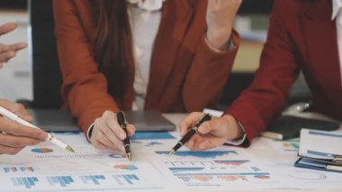 Modern başlangıç ofisinde iş ekibi toplantısı.