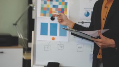 Takım elbiseli ve kravatlı işadamı grafik tablosuna bakıyor. ofis ve iş adamları.