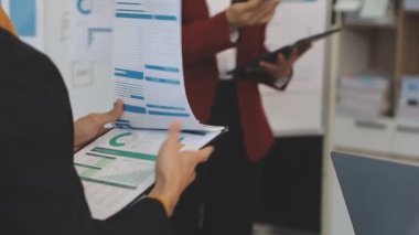 İş kadını ofiste tablet bilgisayarda çalışıyor..