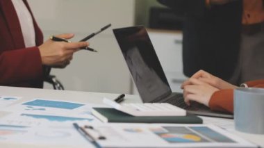 İş adamları toplantı ve konferans odasında tartışıyor.