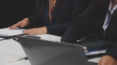 Tablet bilgisayarlı iş kadını