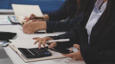 Bir tablet üzerinde çalışan hesap makinesi ve bilgisayarı olan iş kadını