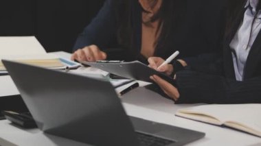 Ofiste çalışan iş kadını.