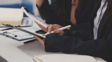 Ofisteki genç iş kadını