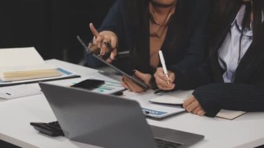 Ofiste birlikte çalışan bir grup iş adamı. takım çalışması konsepti.