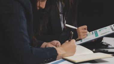 Finansal belgelerle dijital tablet üzerinde çalışan iş adamı