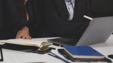 Modern ofiste dizüstü bilgisayarda birlikte çalışan iş ekibi.