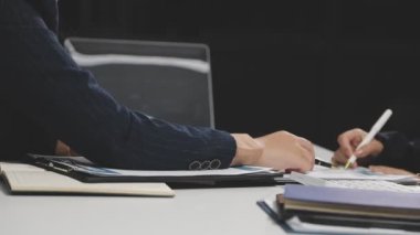 İş adamı ve kadın ofiste tartışıyor ve çalışıyor.