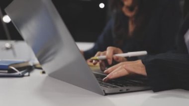 Modern ofiste dizüstü bilgisayar kullanan iş kadınları.