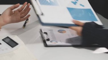 Ofis masasında dizüstü bilgisayar ve grafikle çalışan iş kadınlarının el bilgisayarlarını kapatın. iş kavramı