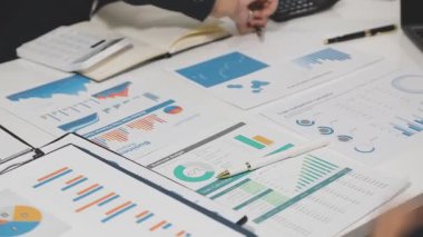 iş adamları iş tartışıyor