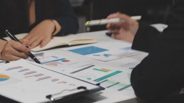 Ofiste çalışan iş adamları