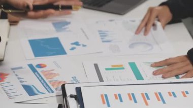 İş adamları ofis masasında iş çizelgelerini tartışıyor. Ofiste çalışan iş adamı ve kadın.