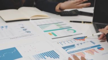 Modern girişim ofisinde iş ekibi toplantısına yakın plan.