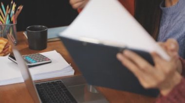 Bilgisayarda çalışan genç iş kadınlarına yakın çekim