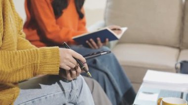 Kadın el yazısını deftere ve kitaba yaz.