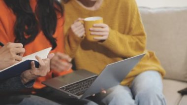 Kafede dizüstü bilgisayarı olan gençler