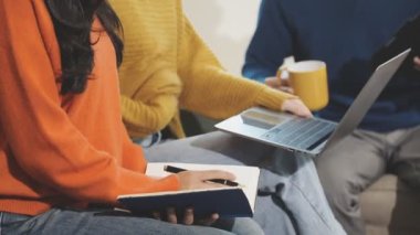 İş adamları beyin fırtınası yapıyor ve tartışıyorlar. veriler ve teknoloji ile.. çalışma toplantısı çalışma konsepti.