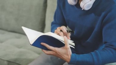 Defterde kitabı olan bir adam.