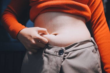 kadın eli aşırı göbek yağ tutan, kilolu kavramı