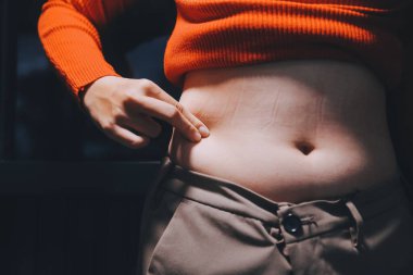 kadın eli aşırı göbek yağ tutan, kilolu kavramı