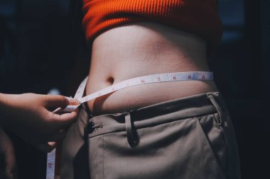 kadın eli aşırı göbek yağ tutan, kilolu kavramı