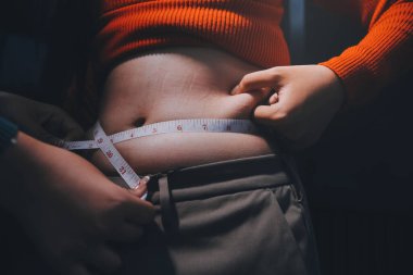 kadın eli aşırı göbek yağ tutan, kilolu kavramı