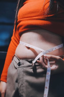 kadın eli aşırı göbek yağ tutan, kilolu kavramı