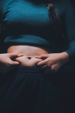 kadın eli aşırı göbek yağ tutan, kilolu kavramı