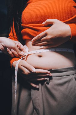kadın eli aşırı göbek yağ tutan, kilolu kavramı