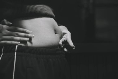 kadın eli aşırı göbek yağ tutan, kilolu kavramı