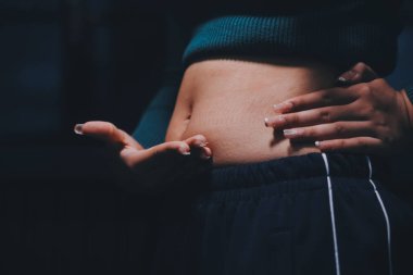 kadın eli aşırı göbek yağ tutan, kilolu kavramı