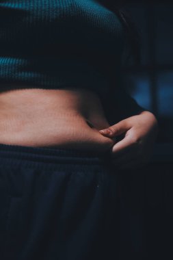 kadın eli aşırı göbek yağ tutan, kilolu kavramı