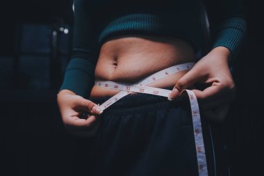 kadın eli aşırı göbek yağ tutan, kilolu kavramı