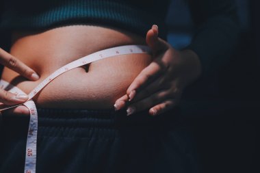 kadın eli aşırı göbek yağ tutan, kilolu kavramı