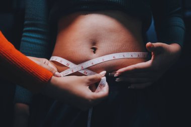 kadın eli aşırı göbek yağ tutan, kilolu kavramı